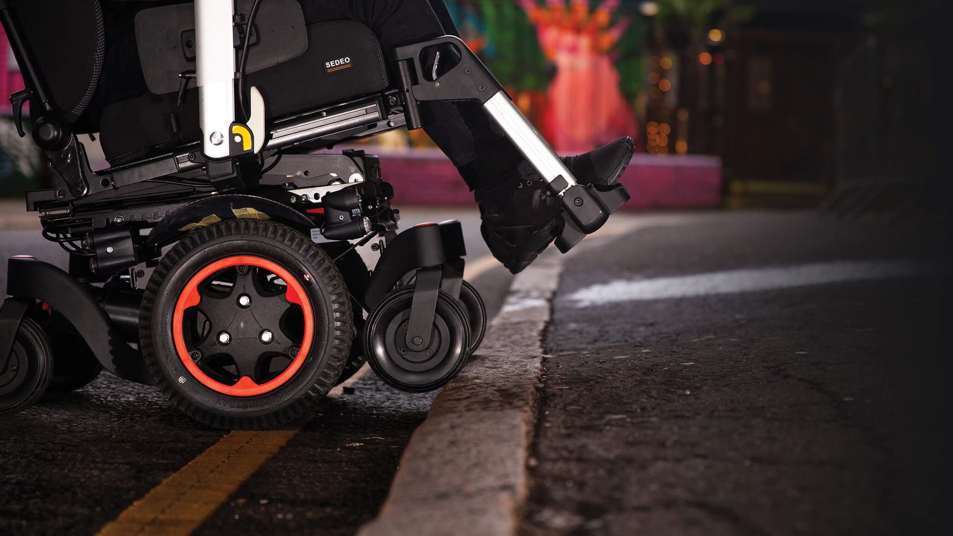 Fotoliu rulant cu antrenare electrica – QUICKIE Q300 M Mini SEDEO PRO Fotoliu rulant cu antrenare electrica – QUICKIE Q300 M Mini SEDEO PRO